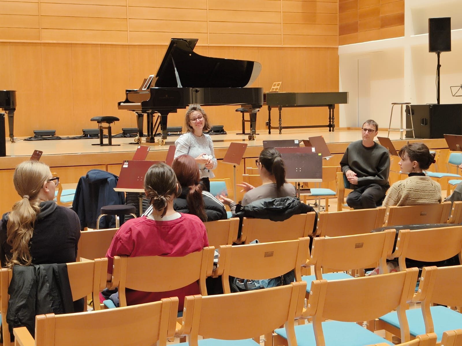 Josefina Urraca answering questions from the students, Guillermo Laporta seated on the right